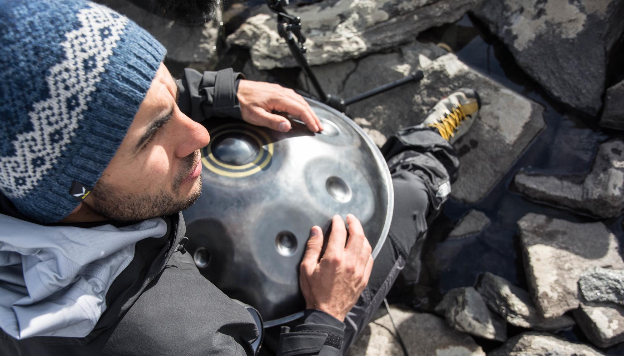 El músico Manu Delago toca el hang en los Alpes